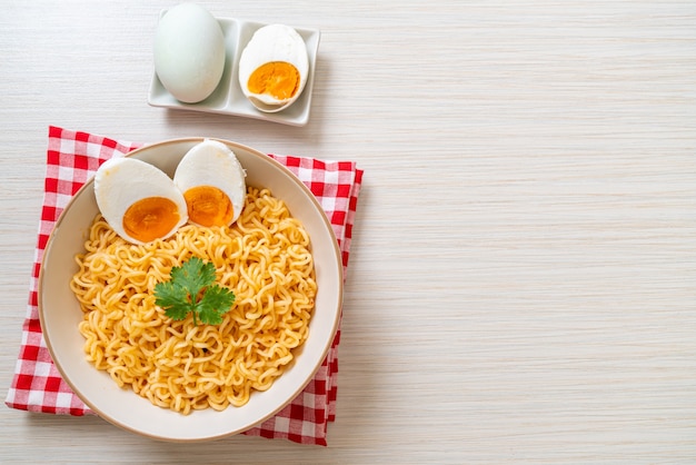 Foto tigela de macarrão instantâneo com ovo salgado