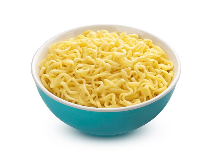 Tigela de macarrão instantâneo isolado no branco
