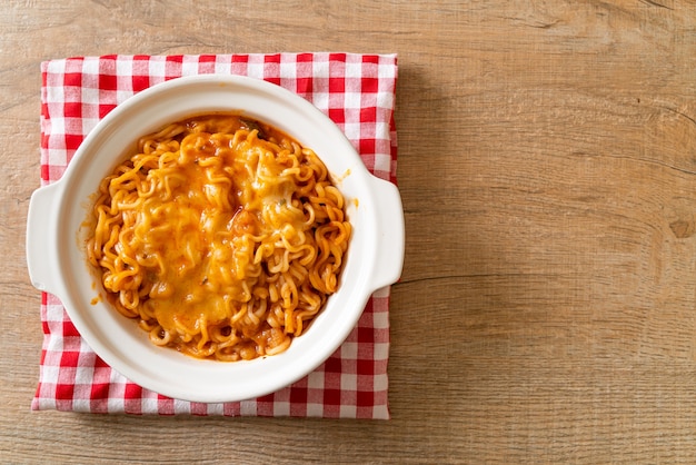 tigela de macarrão instantâneo picante com queijo mussarela