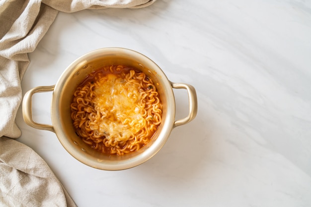 Tigela de macarrão instantâneo picante coreano com queijo mussarela