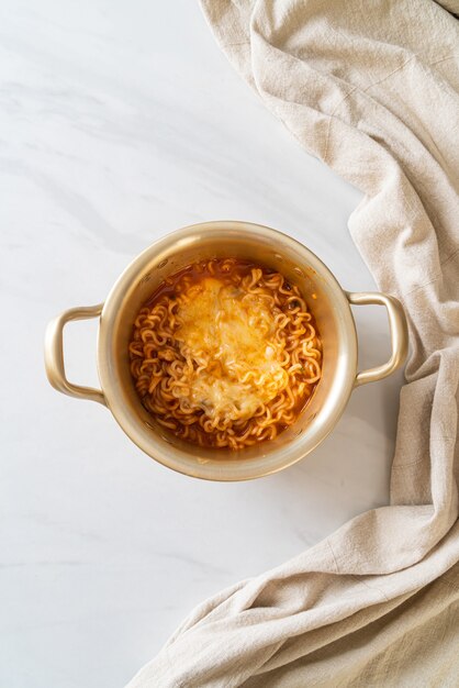 Tigela de macarrão instantâneo picante coreano com queijo mussarela