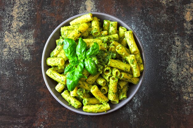 Tigela de macarrão pesto vegan.