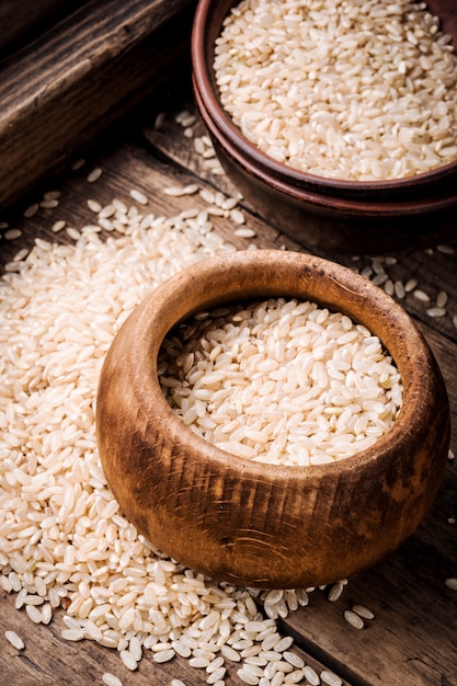 Tigela de madeira com arroz