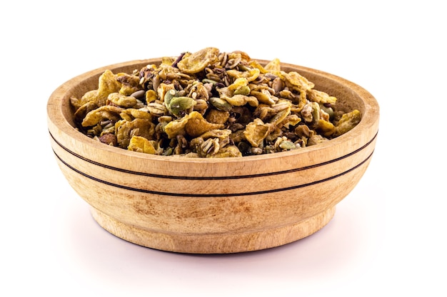 Tigela de madeira com granola isolada