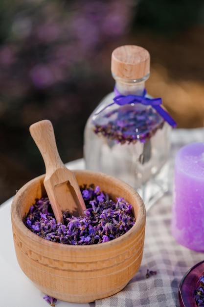 Tigela de madeira com lavanda seca no fundo do campo Bebida de chá de ervas de flores Ingrediente de medicina de aromaterapia Bebida calmante