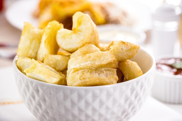 Tigela de mandioca doce e frita típica da américa do sul e brasil lanche comida caseira