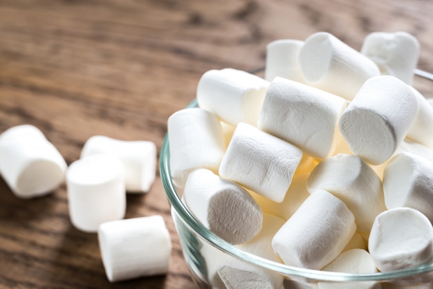 Tigela de marshmallows na superfície de madeira