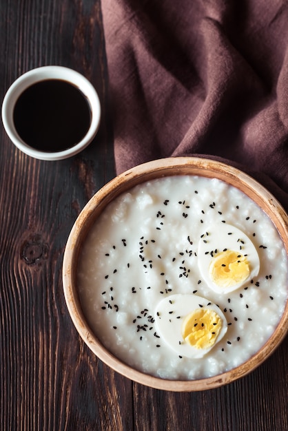 Tigela de mingau - mingau de arroz asiático