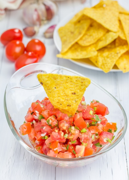 Foto tigela de molho caseiro fresco com nachos