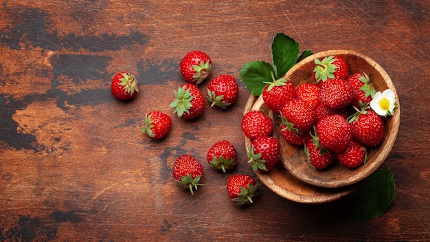 Tigela de morango com frutas maduras do jardim