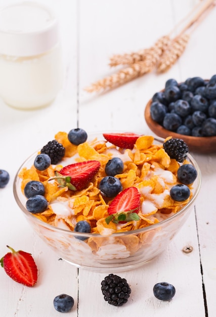 Tigela de muesli saudável e frutas frescas