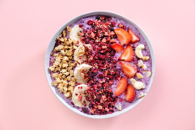 Tigela de muesli saudável frutado na mesa