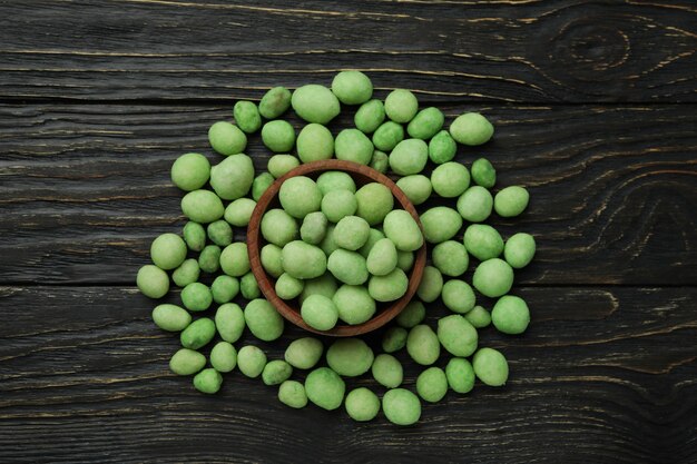 Tigela de nozes de wasabi em fundo de madeira rústico