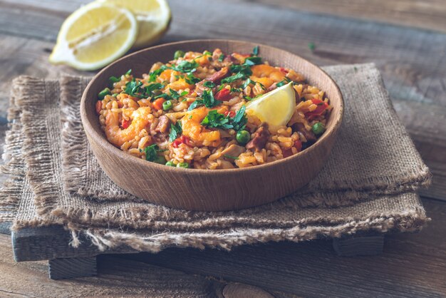 Tigela de paella de frango e chouriço