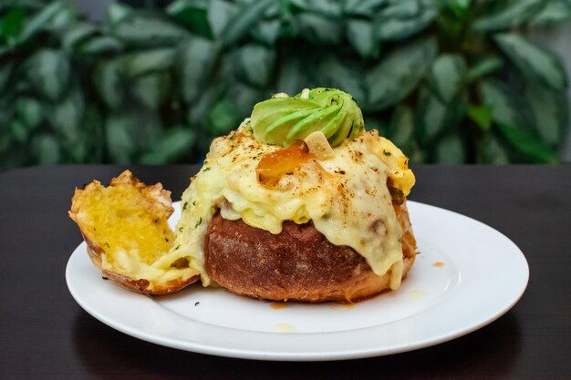 Tigela de pão artesanal de queijo e abacate