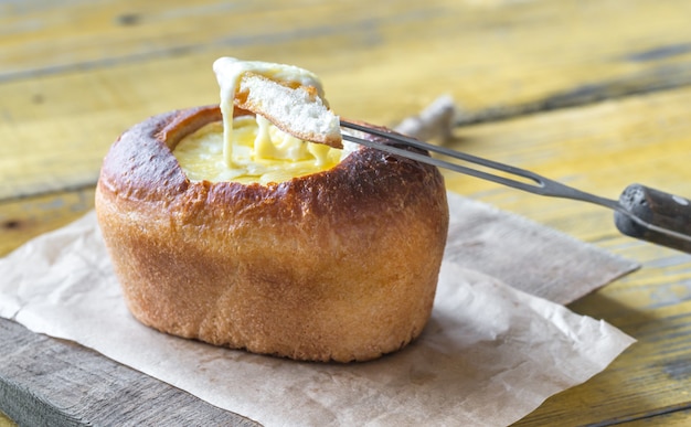 Tigela de pão de camembert