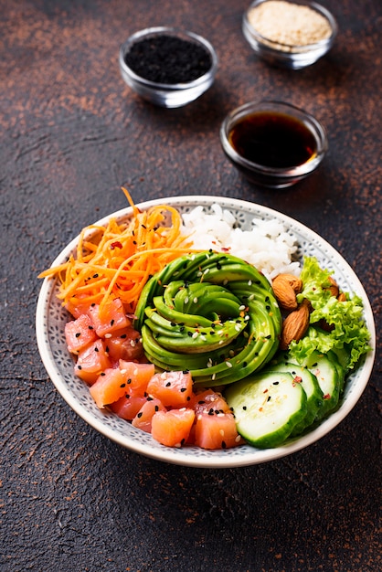 Tigela de picar havaiano com salmão, arroz e legumes