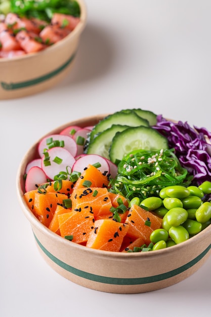 Tigela de puxão vegana com atum de salmão de frutos do mar à base de plantas