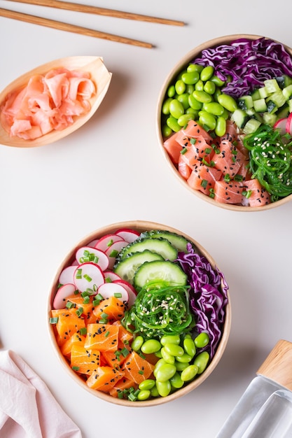 Tigela de puxão vegana com atum de salmão de frutos do mar à base de plantas