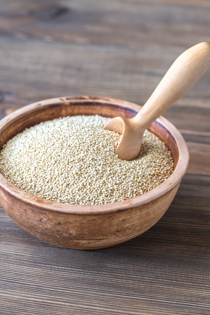 Tigela de quinoa branca