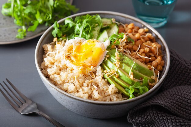 Tigela de quinoa com ovo, abacate, pepino, lentilha. Almoço vegetariano saudável