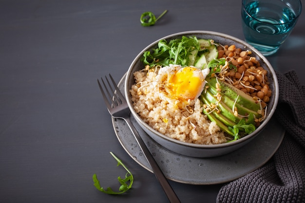 Tigela de quinoa com ovo, abacate, pepino, lentilha. Almoço vegetariano saudável