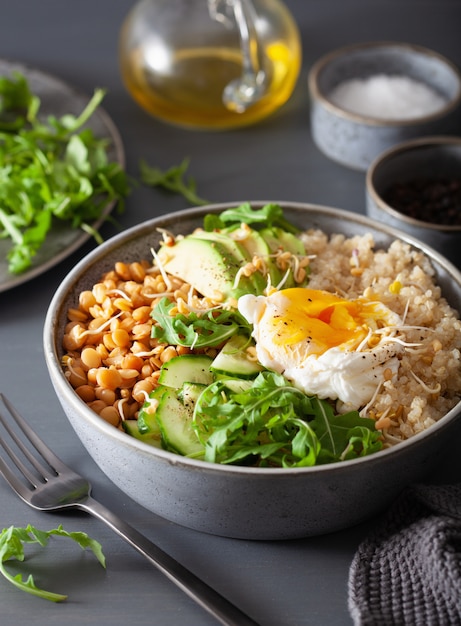 Tigela de quinoa com ovo, abacate, pepino, lentilha. almoço vegetariano saudável