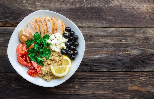 Tigela de quinoa de frango mediterrâneo