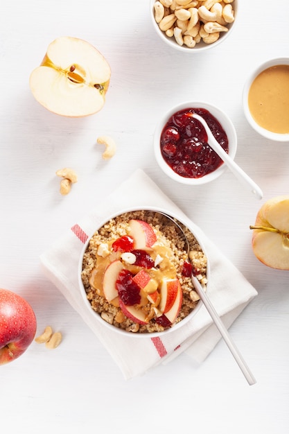 Tigela de quinoa de manteiga de amendoim com geléia e caju no café da manhã saudável