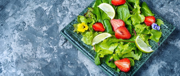 Tigela de salada com morango