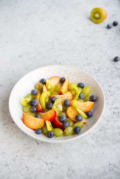 Tigela de salada de frutas naturais frescas com sementes de Chia,