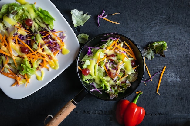 Tigela de salada de legumes e vegetais na panela