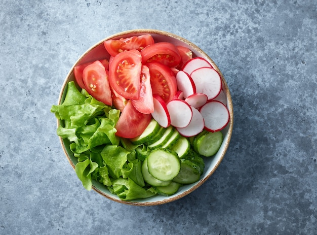 Tigela de salada de legumes fresca, vista de cima