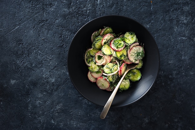 Tigela de salada de verão saudável rabanete pepino iogurte vista superior