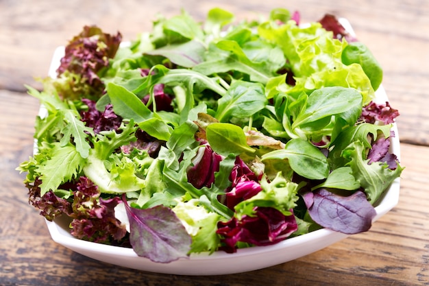 Tigela de salada fresca em uma mesa de madeira