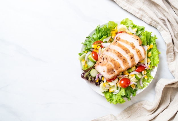 Tigela de salada saudável com peito de frango