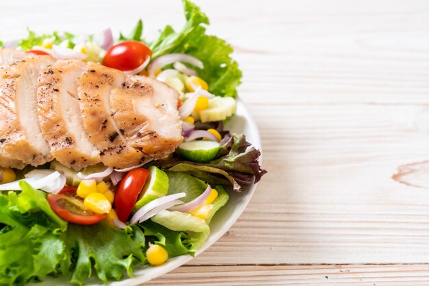 Tigela de salada saudável com peito de frango