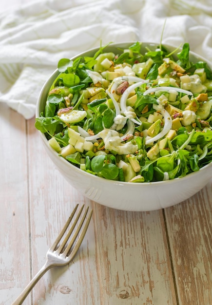 Tigela de salada verde com garfo e copie o espaço