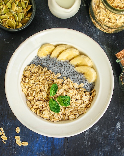 tigela de smoothie, aveia, sementes de chia e frutas