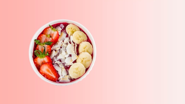 Tigela de smoothie com açaí, banana, mirtilo, kiwi e groselha preta