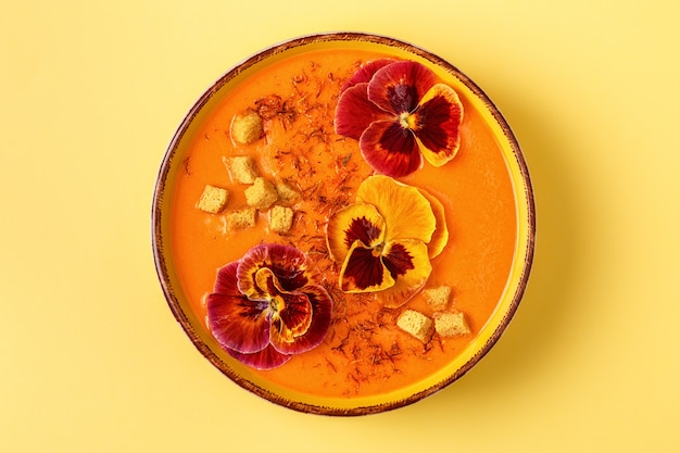 Tigela de smoothie com flores comestíveis de amor-perfeito