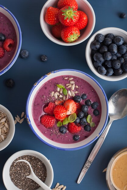 Tigela de smoothie de baga saudável com sementes de chia e framboesa de mirtilo morango