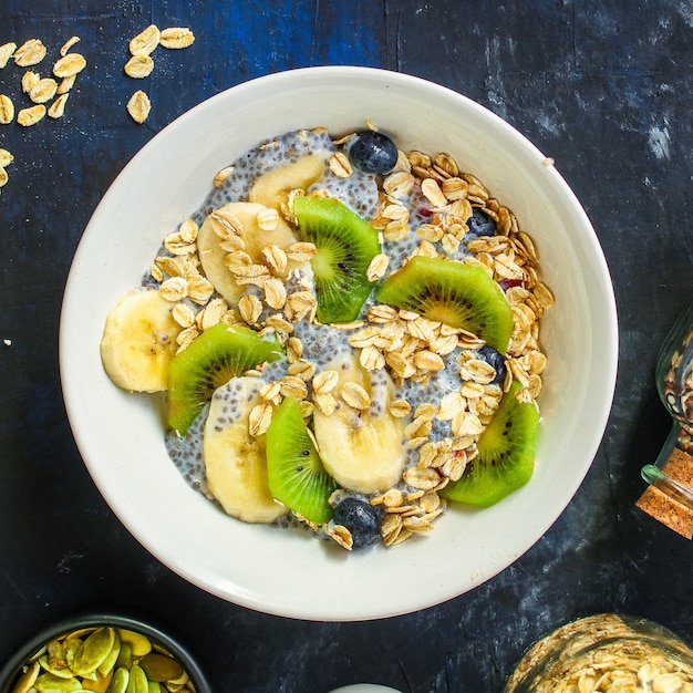 tigela de smoothie de comida saudável, aveia, sementes de chia