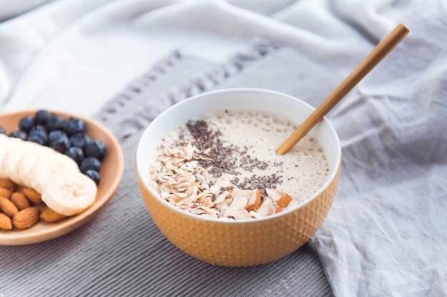 Tigela de smoothie de frutas para café da manhã saudável