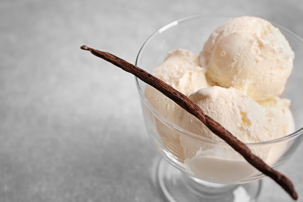 Foto tigela de sobremesa com delicioso sorvete de baunilha na mesa