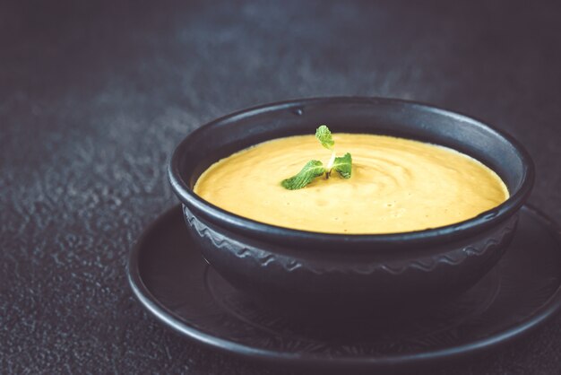 Tigela de sopa cremosa de coco lentilha