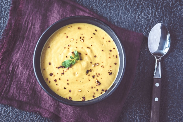 Tigela de sopa cremosa de coco lentilha