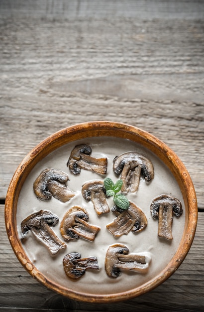 Tigela de sopa cremosa de cogumelos