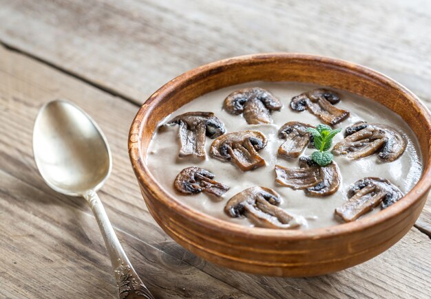 Tigela de sopa cremosa de cogumelos