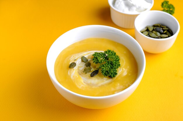 Tigela de sopa de abóbora com folha verde